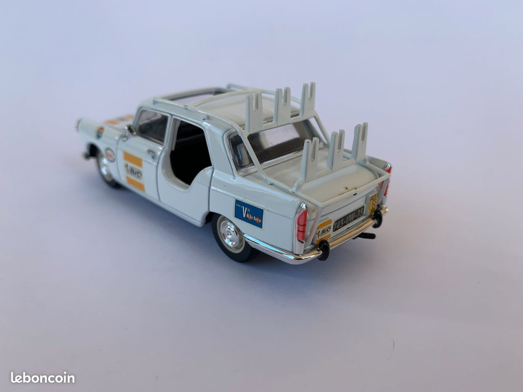 MINIATURE RENAULT 4CV Norev Ancien made in France 1/43. Châssis Métal