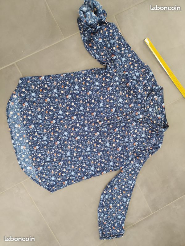 Chemisier Bleu Pâle Brodé Together - Taille 42-44, Manches Longues, Viscose/polyester | Occasion Comme Neuf