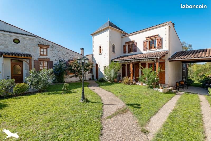 Maison 9 pièces 218 m² · à Bussac-sur-Charente · 218 m² · 369 600 €