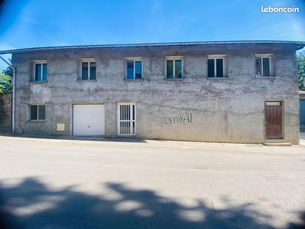 Immeuble 6 pièces 200 m² · à Saint-Amour · 200 m² · 140 000 €