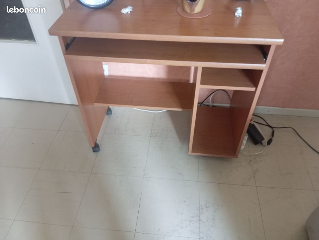 Petit bureau (image 1)