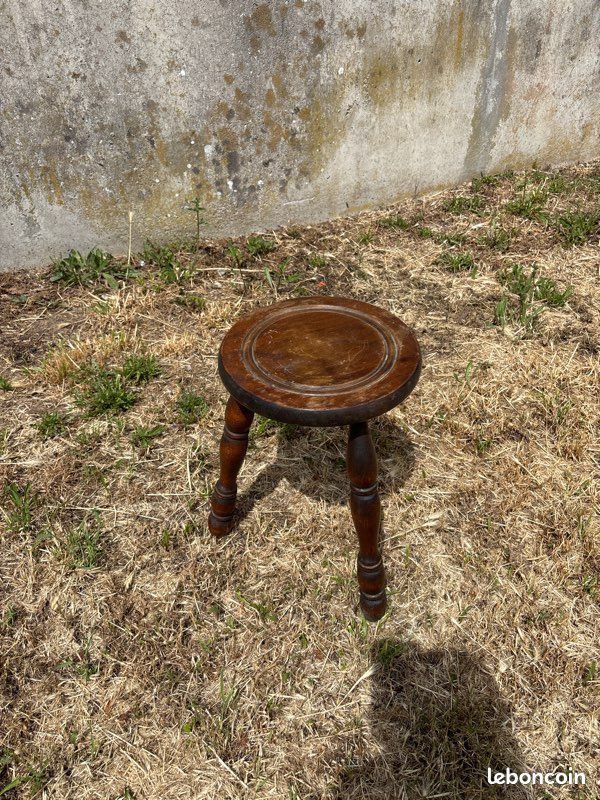 Tabouret décoratif 3 pieds – Support pour pot de fleurs (image 1)
