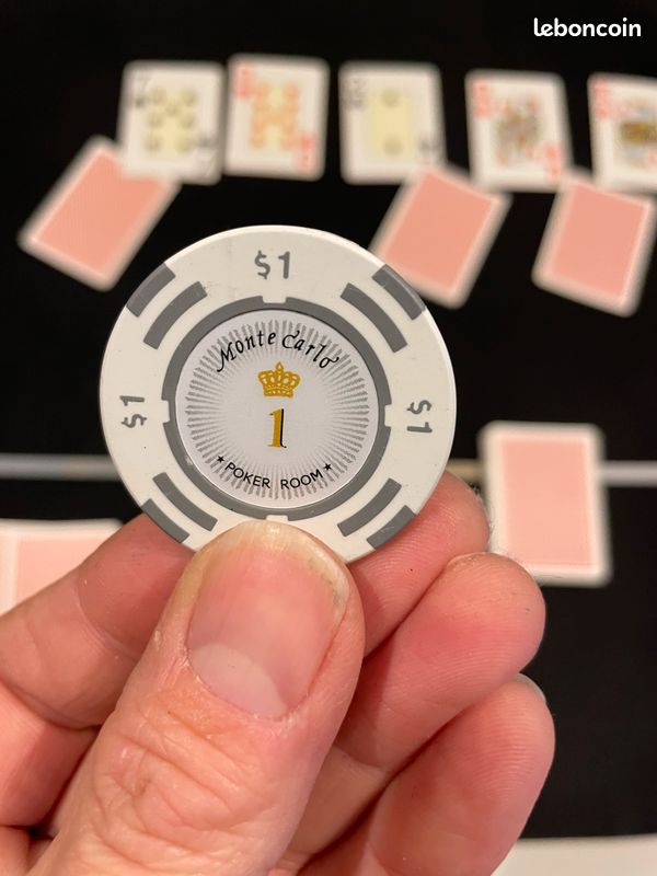 MALETTE POKER 200 JETONS ET 2 JEUX CARTES ET 1 DEALER ET 5