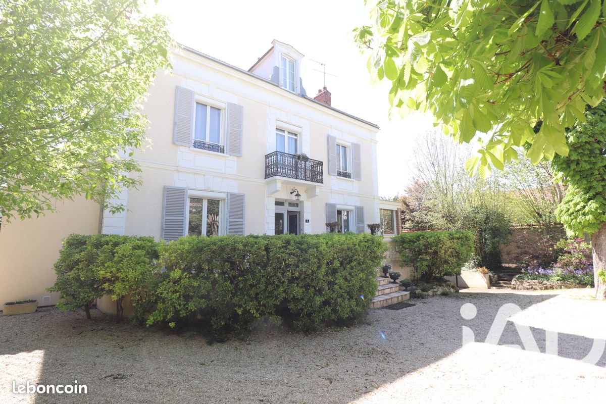 Maison 10 pièces 305 m² · à Montereau-Fault-Yonne · 305 m² · 749 000 €