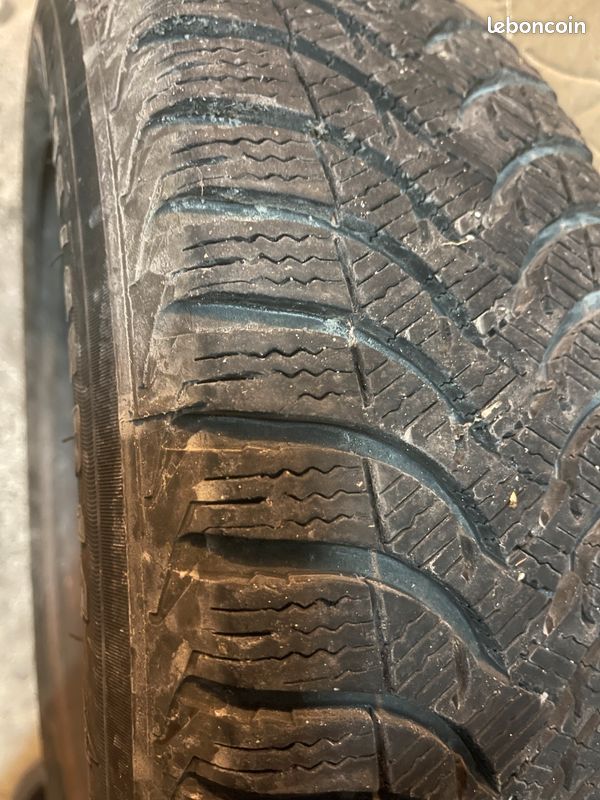 Pneus l’hiver sur jantes tôle Équipement auto