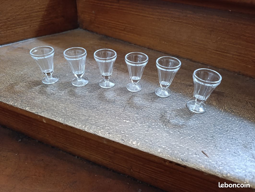 Lot de 6 Petits Verres à Pied Vintage (Type Liqueur/Vodka) (image 1)