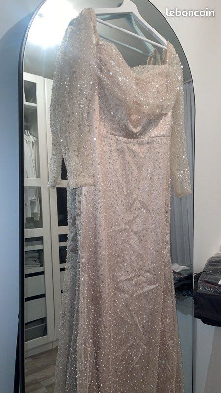 Longue Robe de soirée beige à perle Vêtements