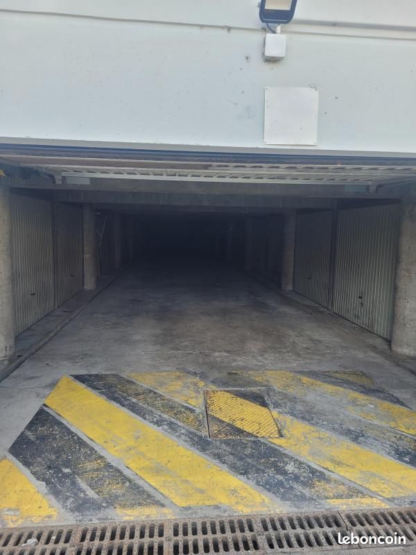 Parking 13 m² · à Fontaine · 13 m² · 82 €