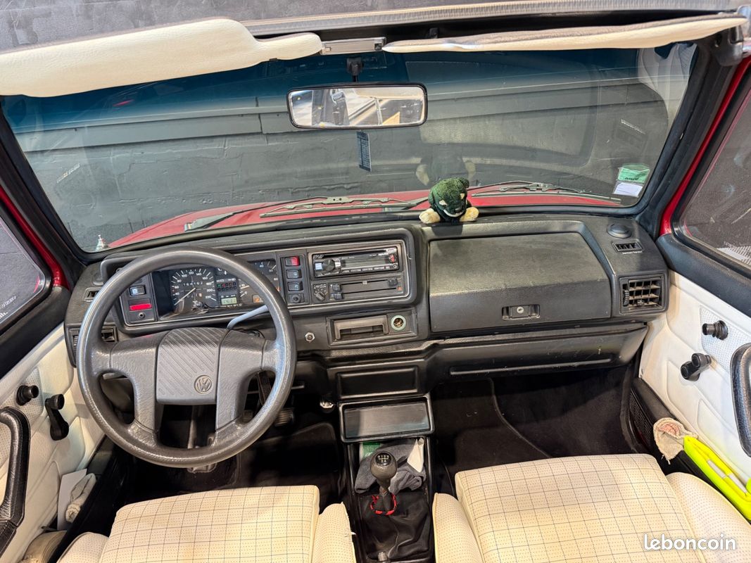 VOLKSWAGEN GOLF CABRIOLET 1.8 90ch - MOTEUR REFAIT 5000KMS - CAPOTE NEUVE - PEINTURE NEUVE - DOSSIER PHOTO RESTAURATION... (image 17)