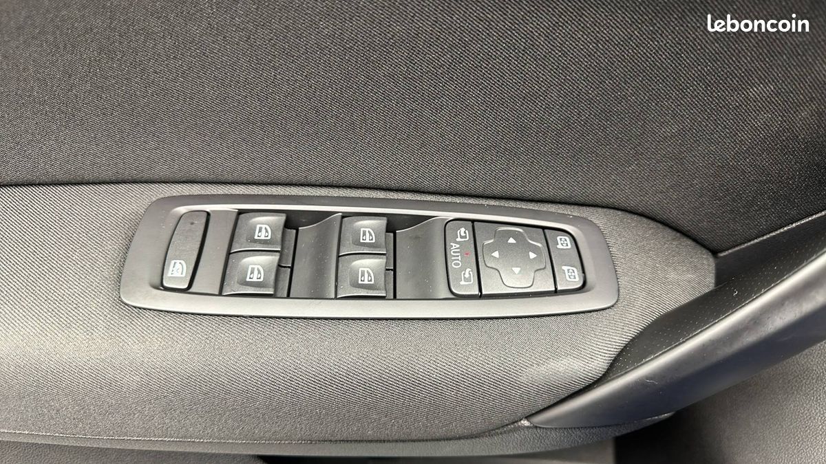 Renault megane iv berline blue dci 115 evolution (image 17)