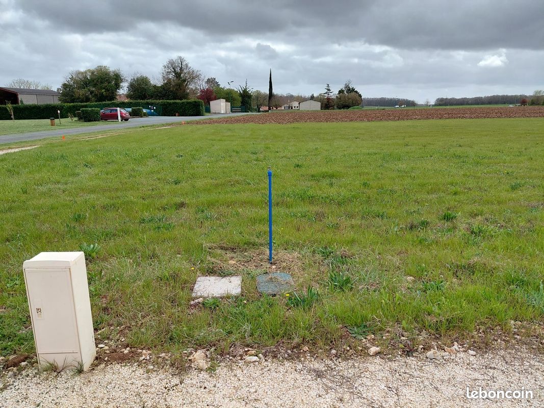 Terrain à bâtir de 672 m² à BIGNAY (17) · 25 536 €