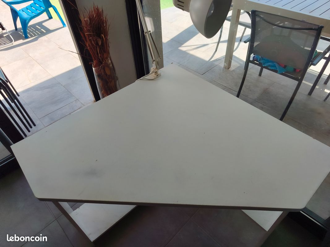 Bureau angle (image 2)