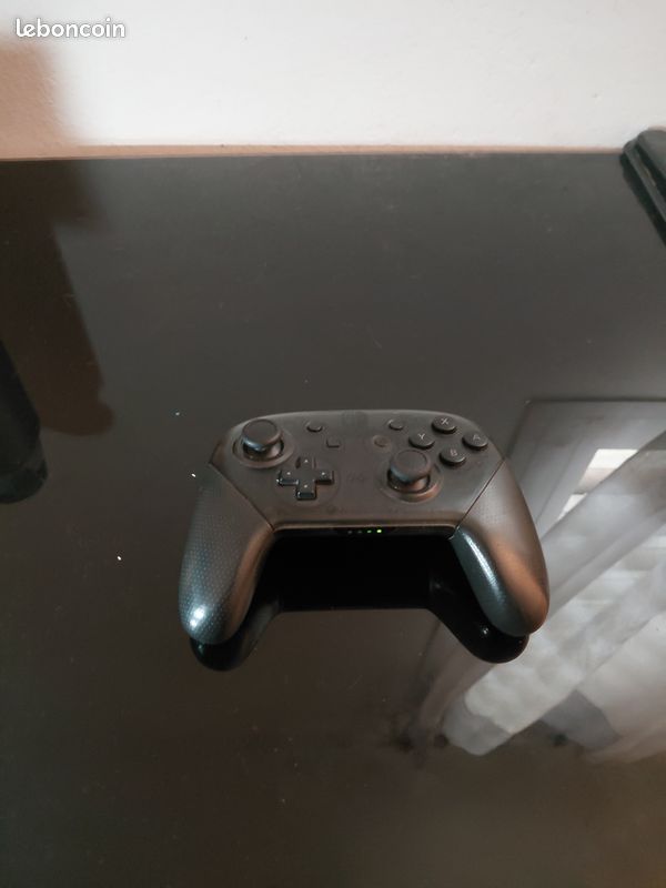 Vente d'une manette pro switch 1 presque comme neuf (image 1)