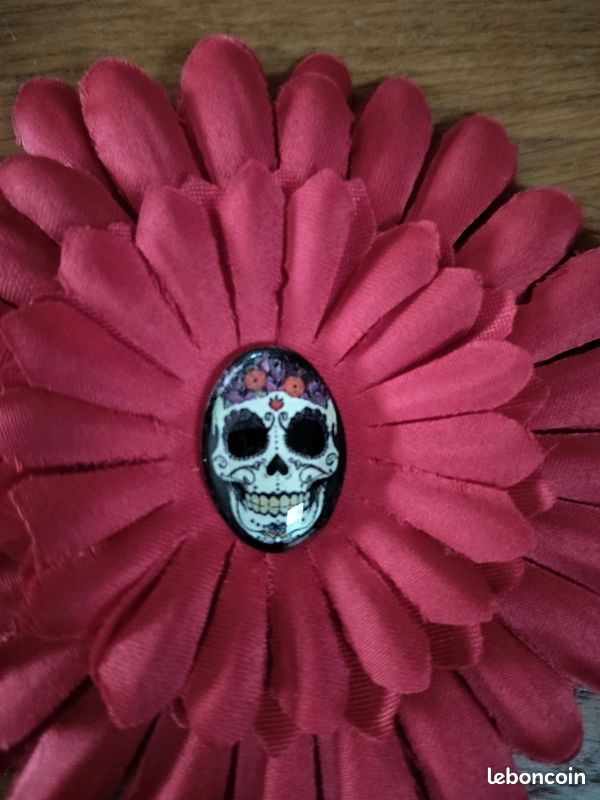Broche en tissu rouge (image 2)