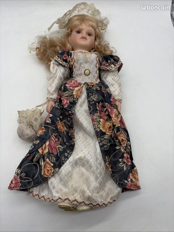 Robe de poupée en soie antique : Chemise de nuit en