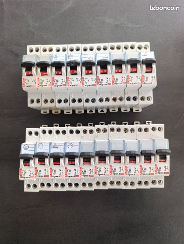Disjoncteur Legrand 32A 406777 – Vis, C32 (occasion)