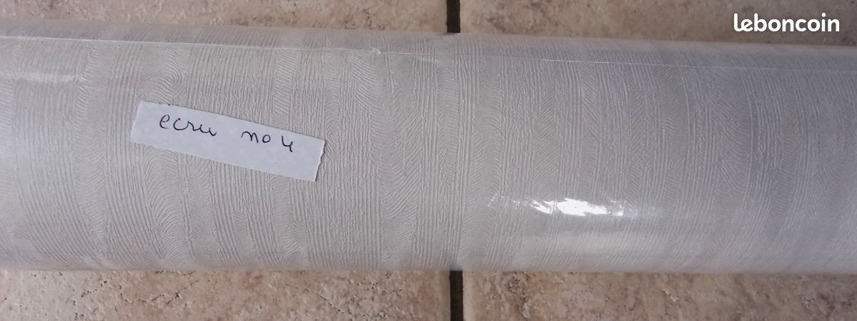 Un rouleau de papier peint couleur écru bain n°4 (image 1)