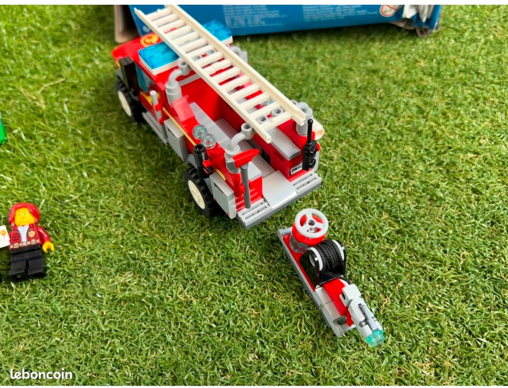 Lego City 60231 Le Camion du Chef des Pompiers (image 8)
