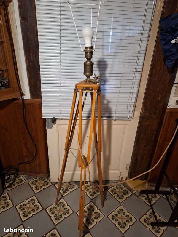 Lampe artisanale style industrielle sur trépied en bois et support laiton (image 1)