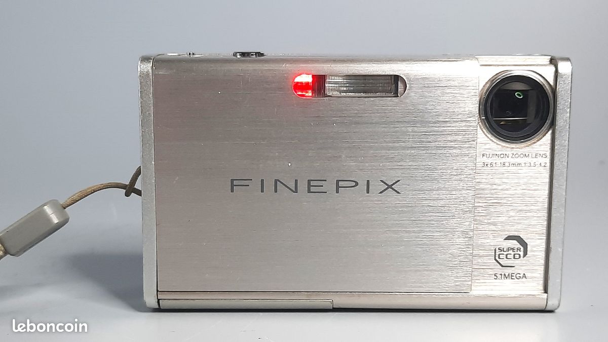 Ancien appareil photo numérique compact Fujifilm FinePix Z2 Silver 