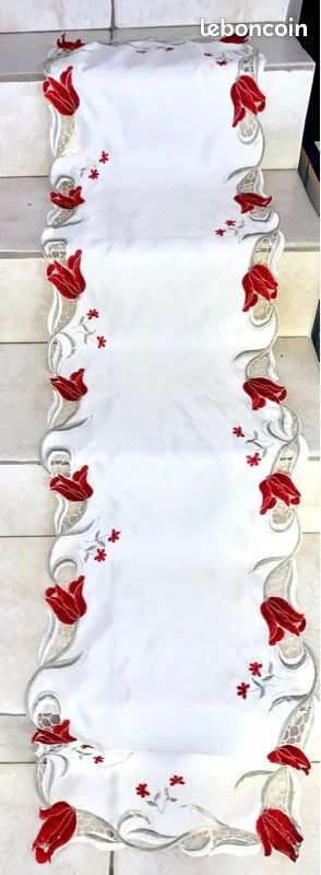 Long chemin de table crème motifs fleurs pourpre brodées (image 1)