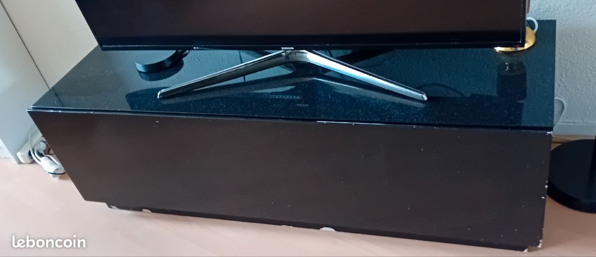 Meuble TV noir en bon état, avec espaces de rangement (image 1)