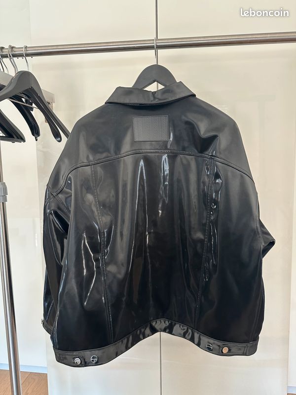 Veste effet cuir verni noir coupe oversize (image 4)