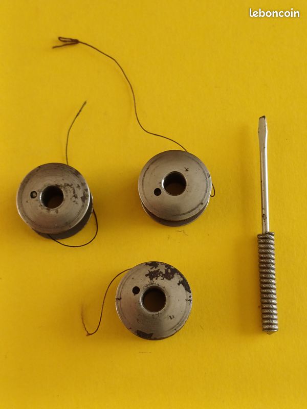 Lot de 3 bobines anciennes avec tournevis de précision pour machines à coudre de marque Singer (image 1)
