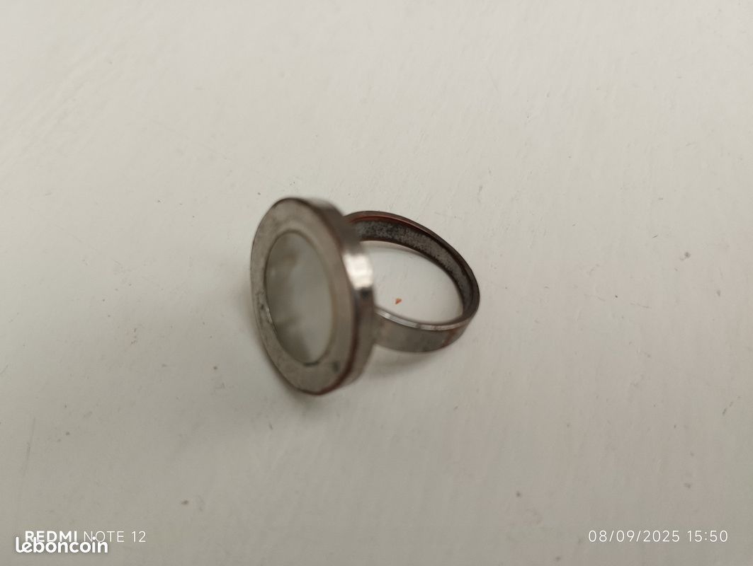 Jolie bague avec incrustation blanche (image 4)
