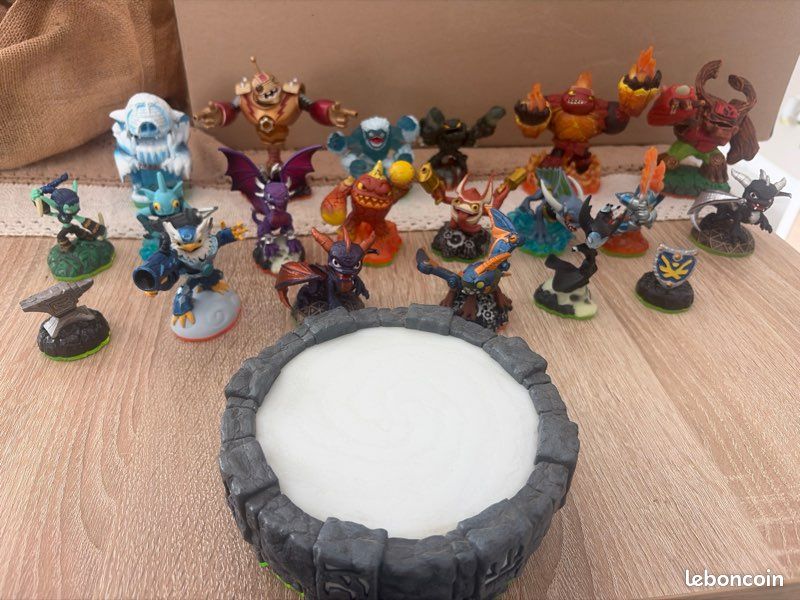 Lot Skylanders ~20 figurines + portail (image 1)