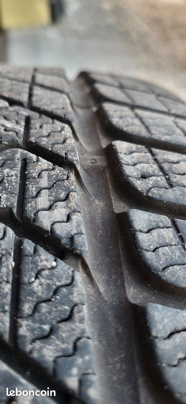 Pneus 205/40/ r17 (image 1)