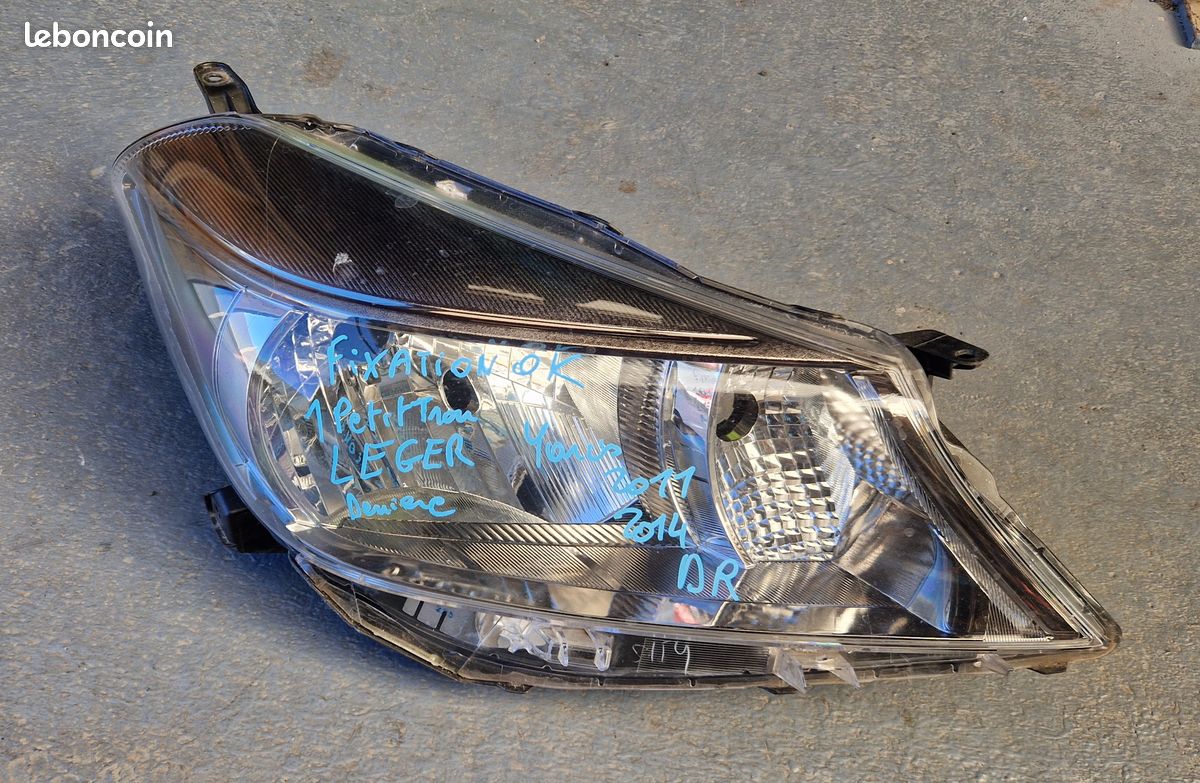 PHARE DROIT TOYOTA YARIS 3 2011 2014 cote passager optique (image 1)