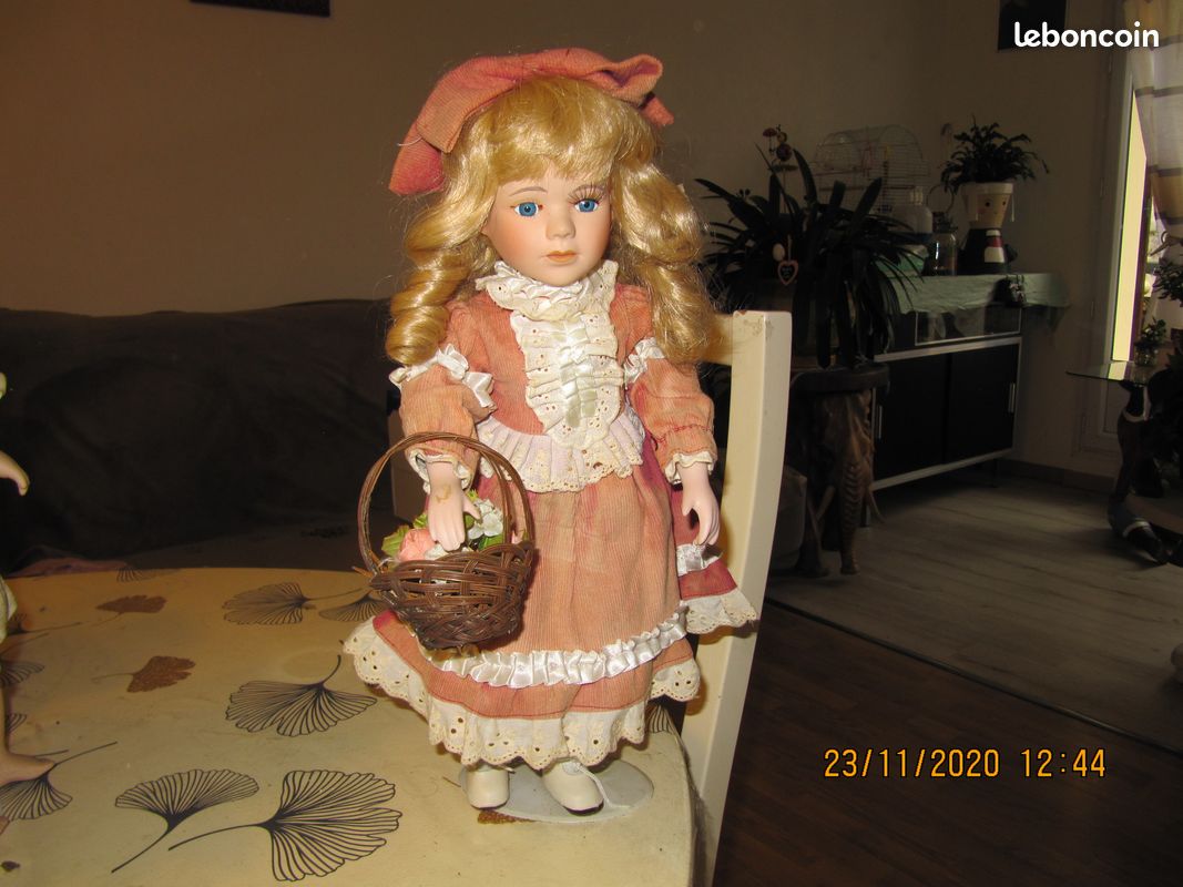 Belle poupée porcelaine (image 1)