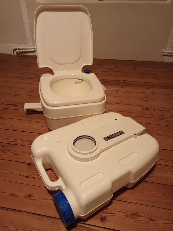 WC chimique portable et compact FIAMMA (idéal van ou bateau) - Équipement  caravaning
