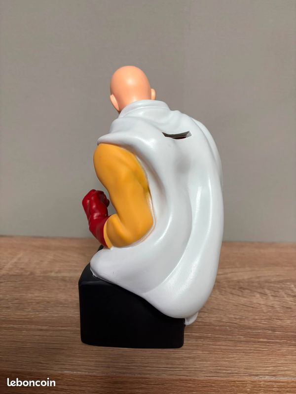Tirelire / buste représentant Saitama en mode sérieux, tirée de l’univers One Punch Man (image 4)
