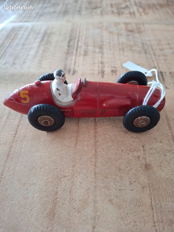 Dinky toys - Ferrari auto de course, 1 éclat en boite usagée ref 23j, Vente aux enchères