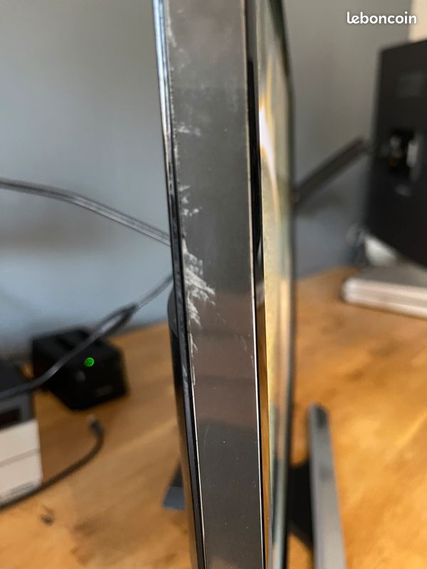 Ecran 28" 4K 1ms Freesync Samsung UE590 (image 3)