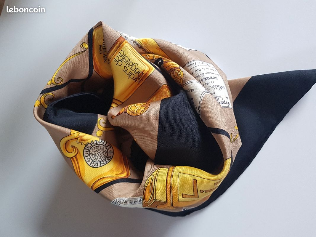 Carré (foulard) Guerlain Parfumeur Vintage - Soie, Motifs Extraits De Parfums - Occasion