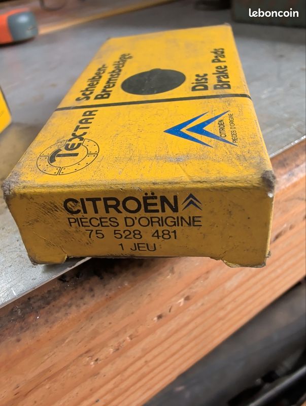 Plaquettes de frein avant d'origine Citroën GS / GSA / Ami Super - Textar 75528481 (image 1)