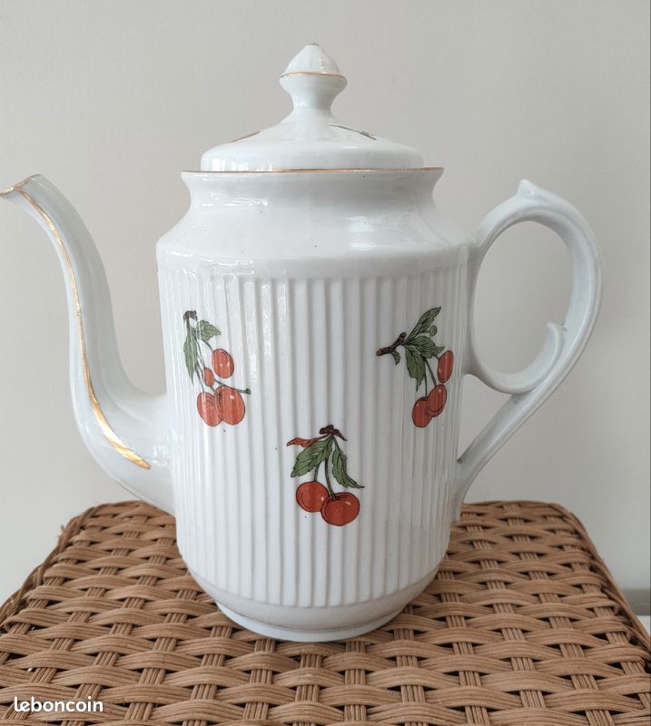 Théière ancienne vintage en porcelaine motif cerises 🍒 champêtre (image 1)