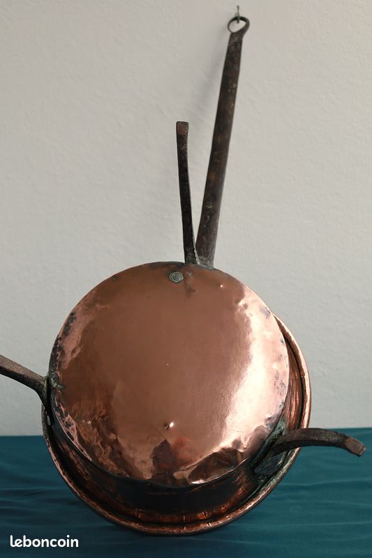Chaudron ancien en cuivre martelé sur trépied en fer forgé (image 8)