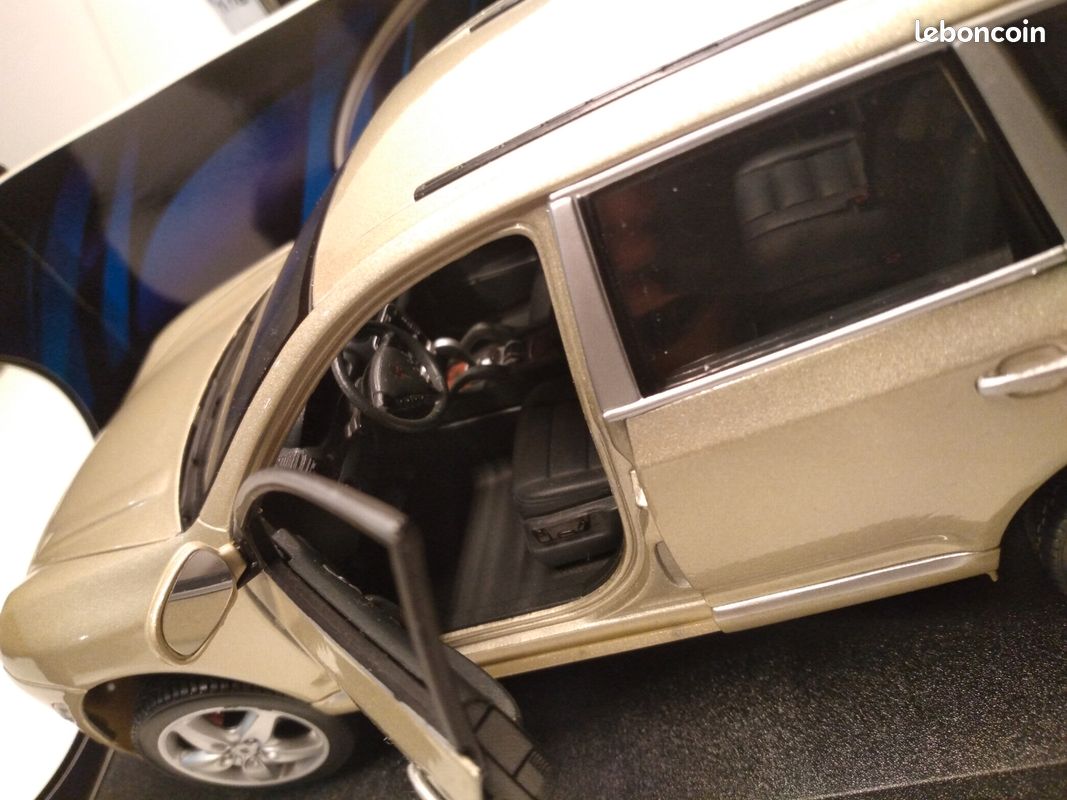 Miniature Porsche Cayenne Turbo 1/18 - Maisto - Gris Métal - Neuve Sous Boîte
