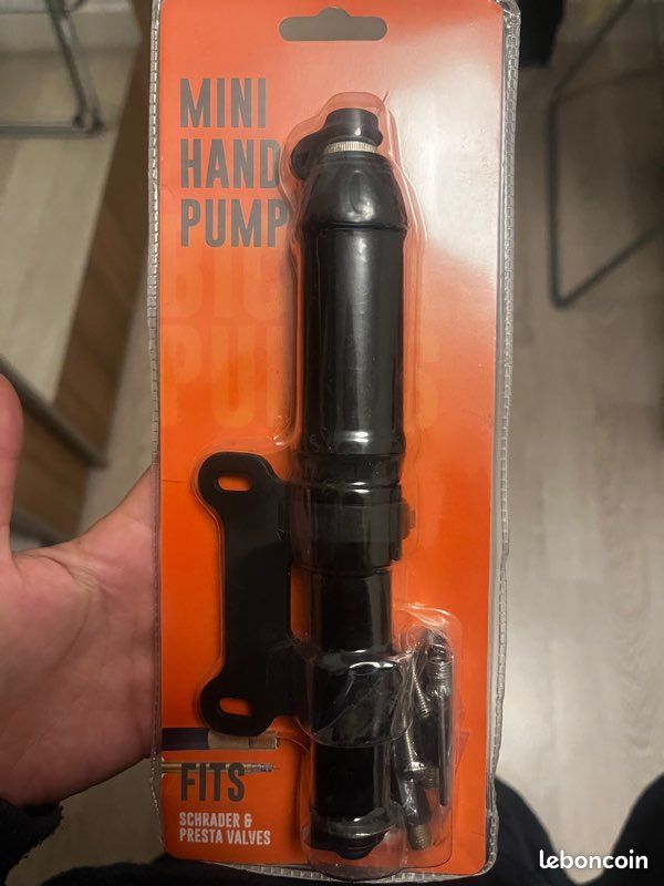 Mini pompe à vélo (image 1)