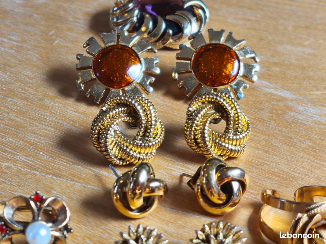 Assortiment de bijoux de couleur Il y a deux bagues, six