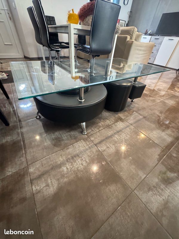 Table basse avec poufs (image 3)