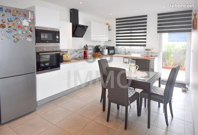 Villa PLAIN-PIED moderne - 96 m2 hab. Jardin - Garage - Parfait état - Libre de suite et entièrement meublée et équipée - Coup de coeur