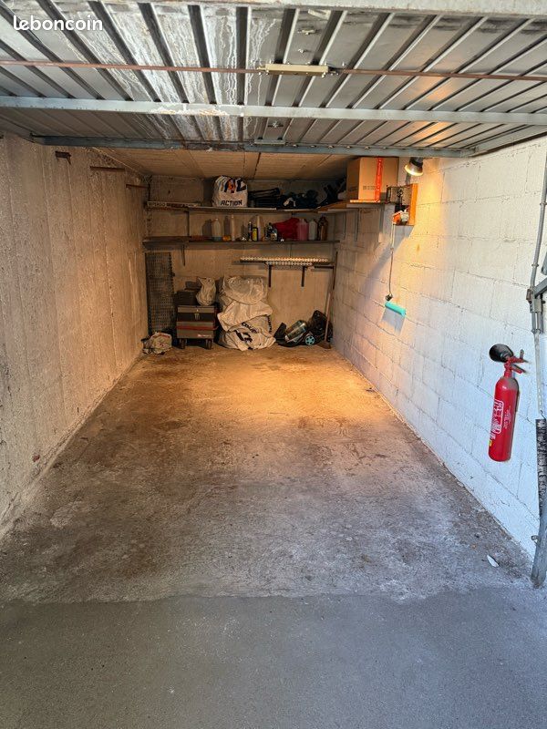Garage sécurisé en copropriété · à Saint-Étienne · 11 000 €