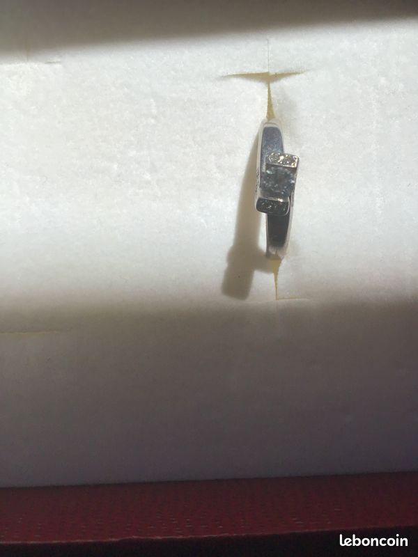 Solitaire 0.3 carat avec éclat de diamants (image 1)