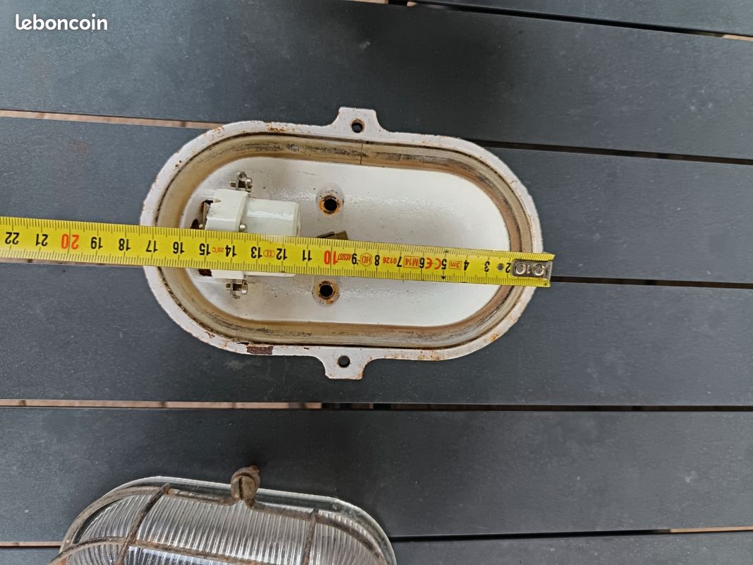 Deux Ancienne Applique ovale mapelec Amiens 1940-1950 fonte d'acier longueur 19 largeur 11 prisime en verre avec grille de protection (image 6)