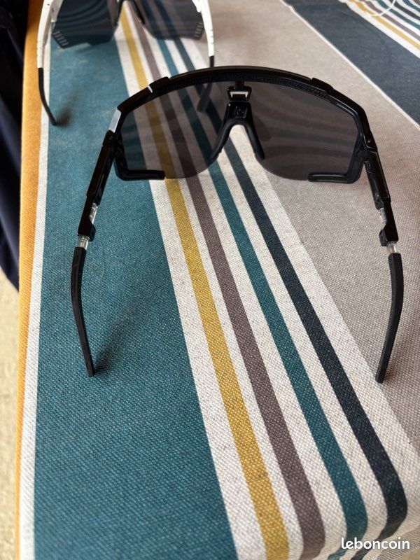 Lot 2 Lunettes de soleil cyclisme Scicon noire + blanche - État neuf » (image 4)